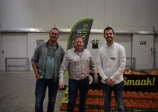 Marnix van de Heijde (m) van Henk van der Heijde Groenten en Fruit in Honselersdijk, met collega Ramond en Desley van den Burg (r) van Postuma AGF